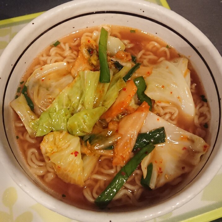 市販のラーメンに！野菜たっぷり♪キムチラーメン！！